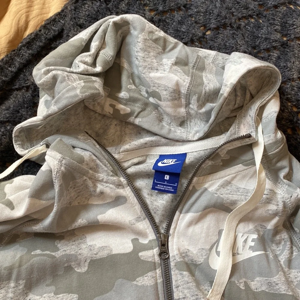 Nike hoodie with zipper size L - Picture 4 of 4